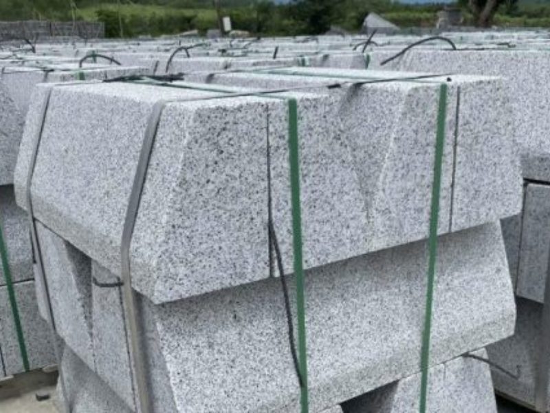 So sánh đá bó vỉa tự nhiên và bó vỉa bê tông chi tiết 