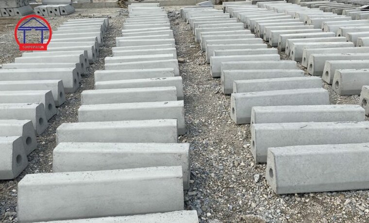 Kích thước bó vỉa bê tông 18x22, 18x30, 23x26 – TCVN 10797 Bãi thành phẩm bó vỉa bê tông đúc sẵn xếp thành hàng tại Nhà máy Sản xuất VLXD Thành An Phú Yên