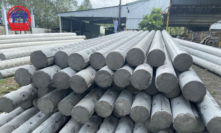 Giá cột điện bê tông chữ H phụ thuộc những gì? Bãi thành phẩm cột điện bê tông ly tâm mặt cắt tròn tại nhà máy, xếp thành nhiều lớp chờ xuất hàng