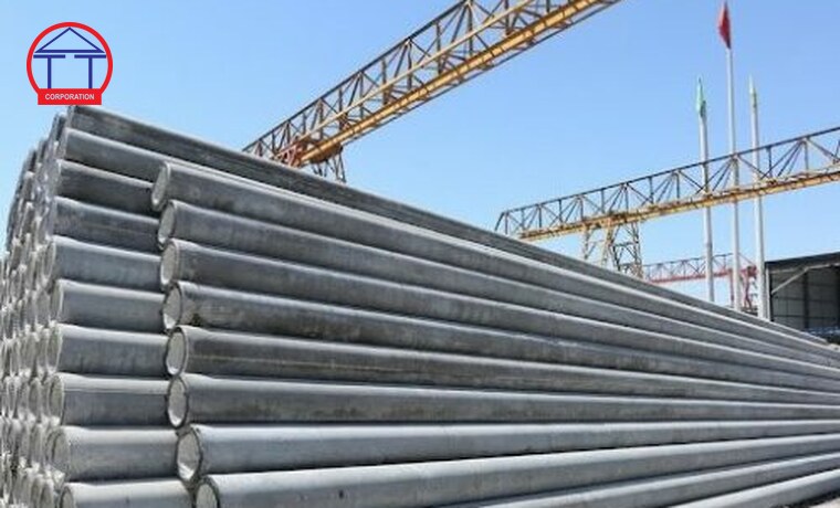 Kích thước cột điện bê tông ly tâm: bảng tra và cách tính Các cột điện bê tông ly tâm xếp thành dãy dài tại bãi thành phẩm, nhìn rõ thân cột thon dần từ gốc lên đầu