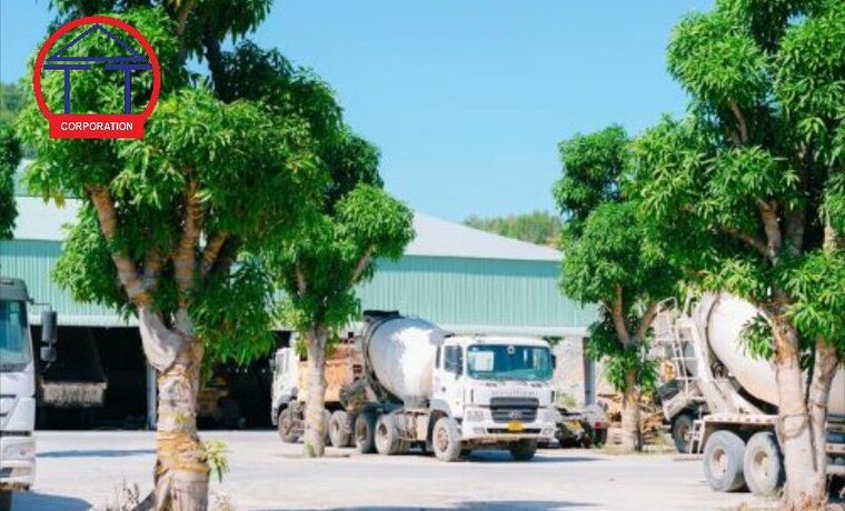Xe bê tông tươi chở được bao nhiêu khối? Cách tính đúng Đội xe bồn chở bê tông tươi đỗ tại sân Nhà máy Sản xuất VLXD Thành An Phú Yên, phía sau là nhà xưởng
