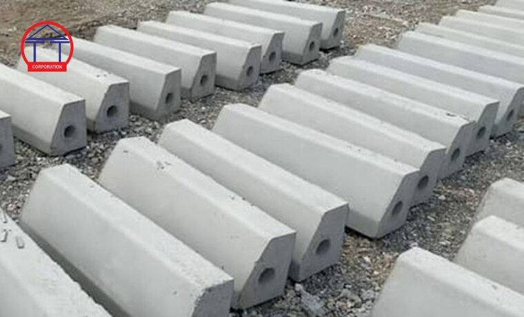 Kích thước bó vỉa bê tông 18x22, 18x30, 23x26 – TCVN 10797 Các viên bó vỉa bê tông đúc sẵn xếp tại bãi, thấy rõ mặt cắt vát và lỗ thi công ở đầu viên