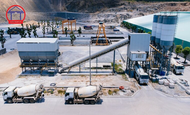 Cấp phối đá dăm gia cố xi măng: tiêu chuẩn TCVN 8858:2023 Toàn cảnh trạm trộn bê tông xi măng và xe bồn tại Nhà máy Sản xuất VLXD Thành An Phú Yên, phía sau là mỏ đá và nhà xưởng