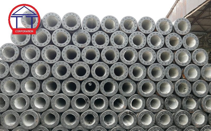 Giá cọc bê tông ly tâm D300 phụ thuộc những gì? Đầu các cây cọc bê tông ly tâm xếp chồng, nhìn rõ tiết diện tròn rỗng