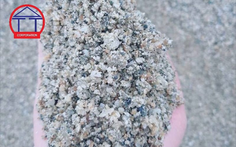 Cát nghiền cho bê tông và vữa: ngưỡng nào phải đạt? Hạt cát nghiền nhìn gần, thấy rõ cạnh sắc và bột đá lẫn trong hạt