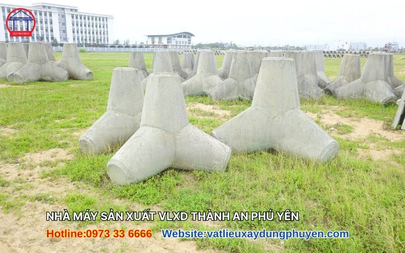 Khối Tetrapod là gì? Cấu tạo, trọng lượng và cách chọn Khối Tetrapod bê tông đứng trên ba chân, chân thứ tư chĩa lên trên