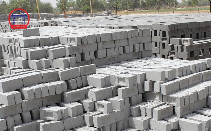Gạch không nung có mấy loại? Đếm theo đúng tiêu chuẩn Các kiêu gạch không nung xếp tại bãi chứa của nhà máy