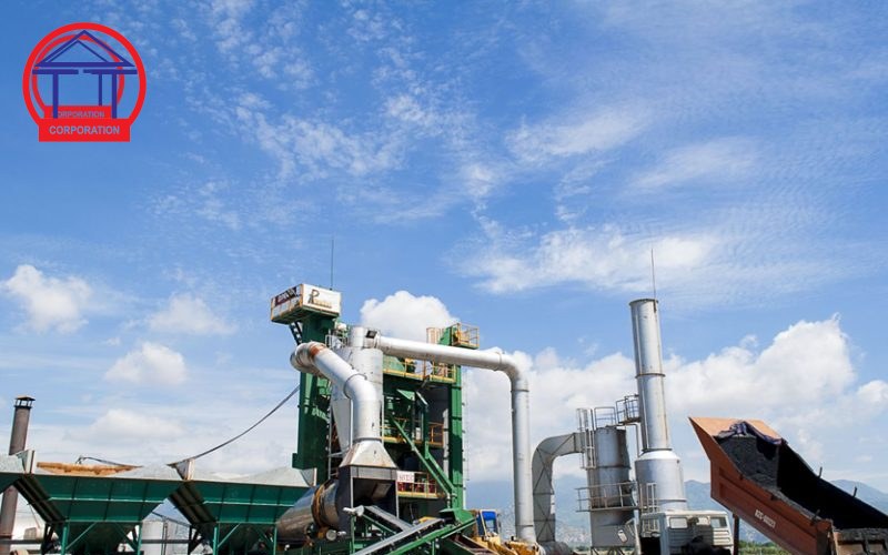 Thảm bê tông nhựa gặp trời mưa thì xử lý thế nào? Trạm trộn bê tông nhựa nóng của nhà máy nhìn từ bên ngoài